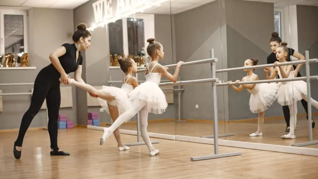 Qual a importância do coque nas aulas de ballet? Aprenda a fazer correto